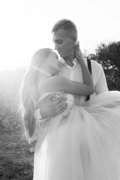 Elegante Gentile Elegante Sposo Sposa Vicino Fiume Lago Matrimonio Coppia — Foto Stock