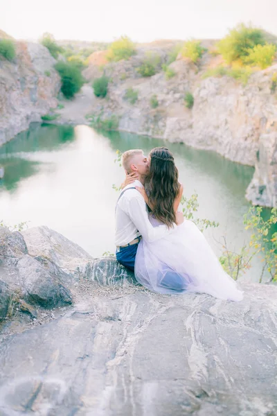 Elegant Gentle Stylish Groom Bride River Lake Wedding Couple Love — Stock Photo, Image