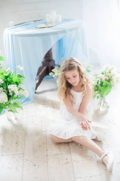 Menina Bonito Com Cabelo Loiro Vestido Bonito Estúdio Primavera Com — Fotografia de Stock