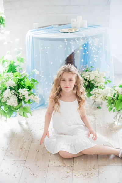 Menina Bonito Com Cabelo Loiro Vestido Bonito Estúdio Primavera Com — Fotografia de Stock