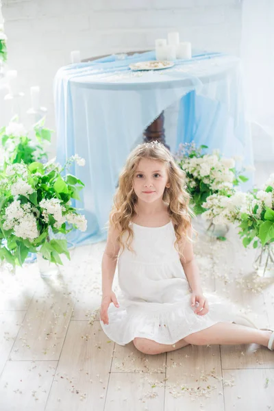 Menina Bonito Com Cabelo Loiro Vestido Bonito Estúdio Primavera Com — Fotografia de Stock