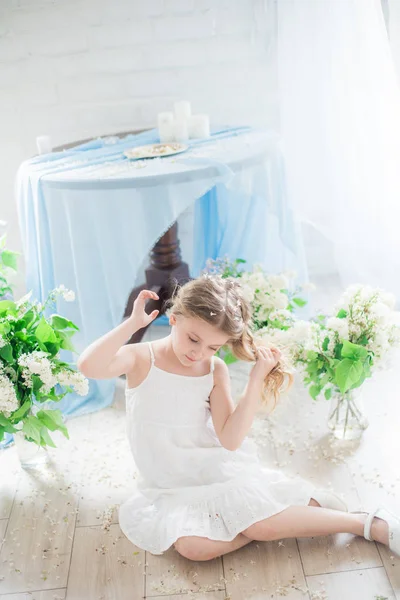 Menina Bonito Com Cabelo Loiro Vestido Bonito Estúdio Primavera Com — Fotografia de Stock