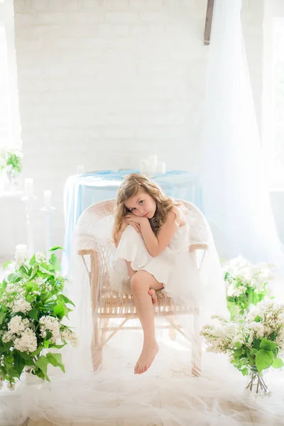 Menina Bonito Com Cabelo Loiro Vestido Bonito Estúdio Primavera Com — Fotografia de Stock