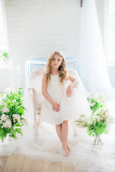 Menina Bonito Com Cabelo Loiro Vestido Bonito Estúdio Primavera Com — Fotografia de Stock