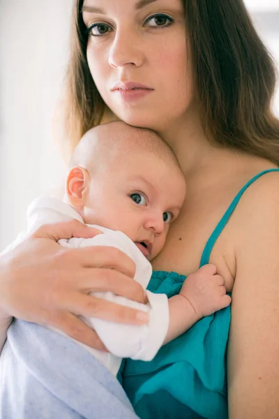 Jonge Moeder Kleine Schattige Baby Thuis Bed Met Blauwe Sprei — Stockfoto