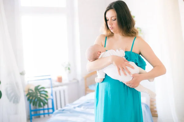 Jonge Moeder Kleine Schattige Baby Thuis Bed Met Blauwe Sprei — Stockfoto
