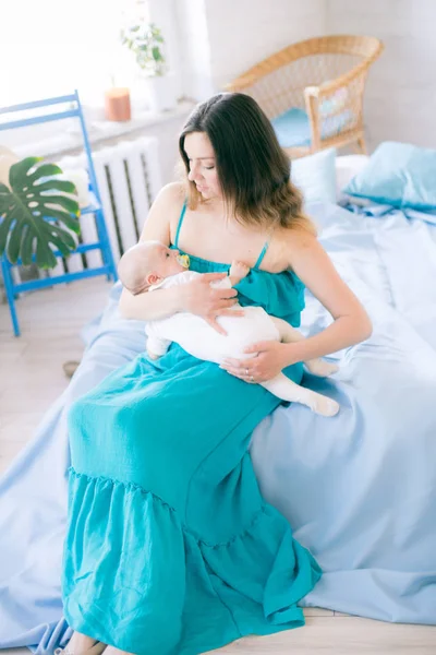 Молода Мати Маленька Мила Дитина Вдома Ліжку Блакитною Застібкою Подушками — стокове фото