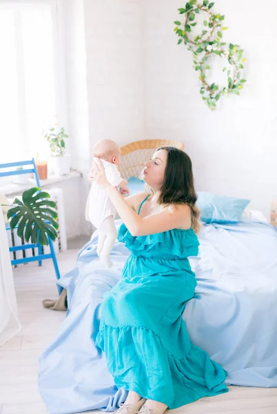 Молода Мати Маленька Мила Дитина Вдома Ліжку Блакитною Застібкою Подушками — стокове фото