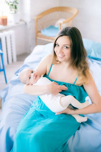 Junge Mutter Und Kleines Süßes Baby Hause Auf Dem Bett — Stockfoto