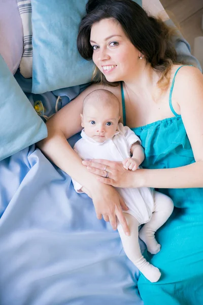 Joven Madre Pequeño Bebé Lindo Acostado Una Cama Con Una — Foto de Stock