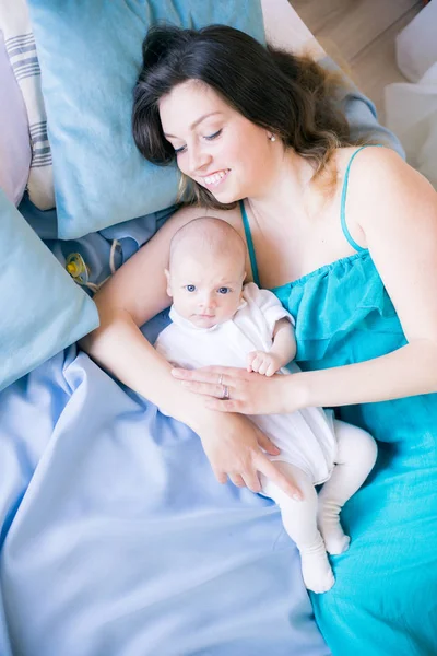 Joven Madre Pequeño Bebé Lindo Acostado Una Cama Con Una —  Fotos de Stock