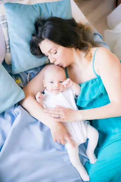 Joven Madre Pequeño Bebé Lindo Acostado Una Cama Con Una — Foto de Stock