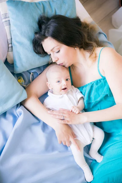 Joven Madre Pequeño Bebé Lindo Acostado Una Cama Con Una — Foto de Stock