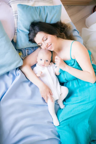 Joven Madre Pequeño Bebé Lindo Acostado Una Cama Con Una — Foto de Stock