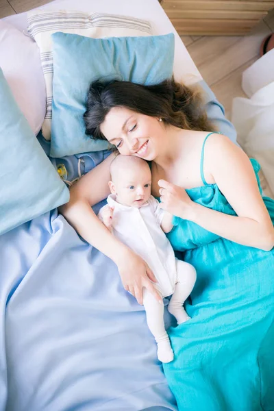 Joven Madre Pequeño Bebé Lindo Acostado Una Cama Con Una — Foto de Stock