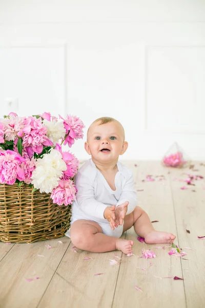 Roztomilá Holčička Velkým Košíkem Krásných Jarních Růžových Bílých Peonků — Stock fotografie
