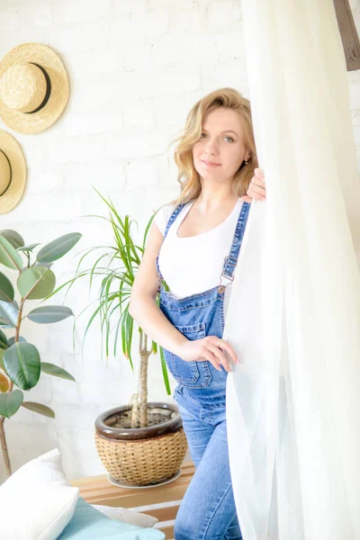 Mooie Zwangere Vrouw Met Blond Haar Een Wit Shirt Blauwe — Stockfoto