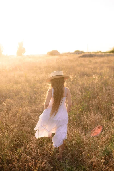 Niedliches Kleines Mädchen Mit Blonden Langen Haaren Einem Sommerfeld Bei — Stockfoto