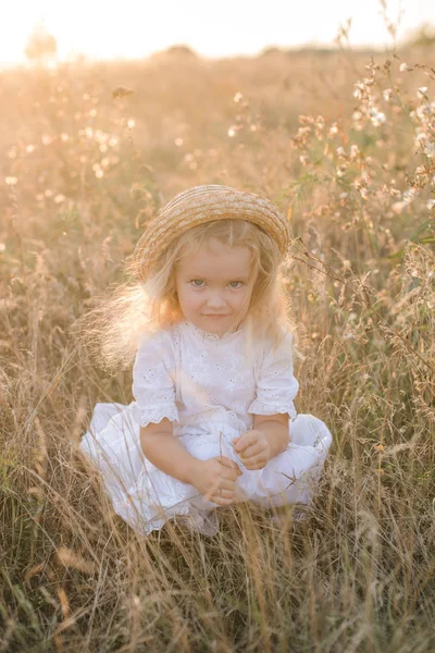 Menina Bonito Com Cabelo Loiro Campo Verão Pôr Sol Com — Fotografia de Stock