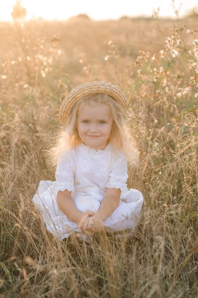 Linda Niña Con Pelo Rubio Campo Verano Atardecer Con Vestido —  Fotos de Stock