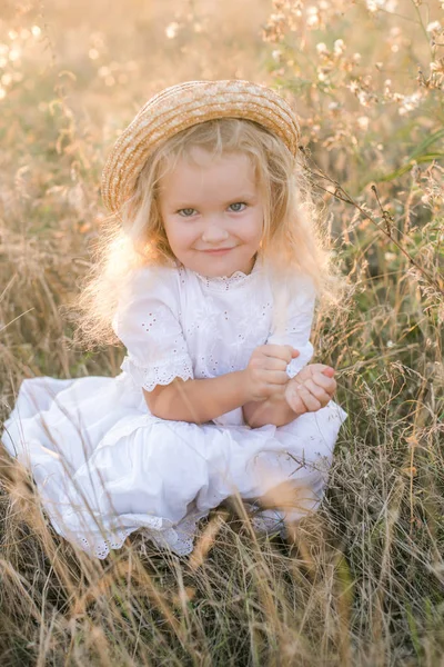 Linda Niña Con Pelo Rubio Campo Verano Atardecer Con Vestido —  Fotos de Stock