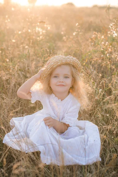 Menina Bonito Com Cabelo Loiro Campo Verão Pôr Sol Com — Fotografia de Stock