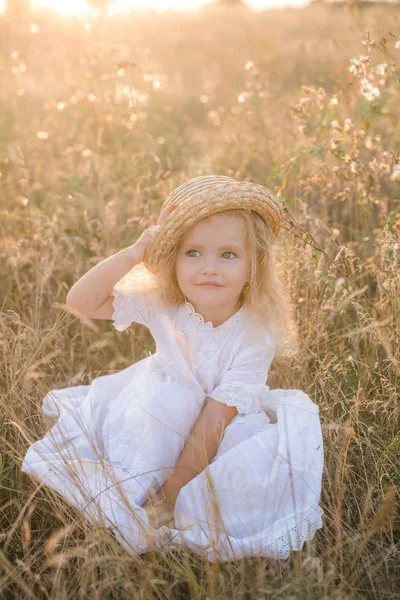 Linda Niña Con Pelo Rubio Campo Verano Atardecer Con Vestido —  Fotos de Stock