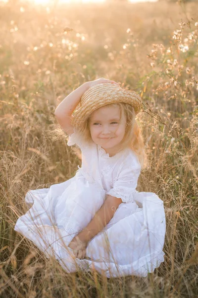 Menina Bonito Com Cabelo Loiro Campo Verão Pôr Sol Com — Fotografia de Stock