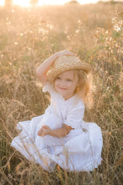 Menina Bonito Com Cabelo Loiro Campo Verão Pôr Sol Com — Fotografia de Stock