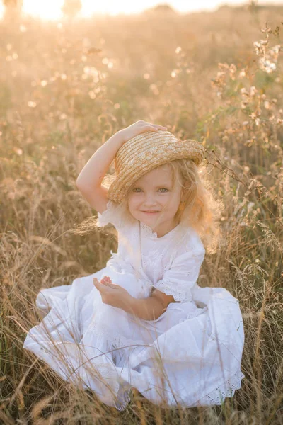 Menina Bonito Com Cabelo Loiro Campo Verão Pôr Sol Com — Fotografia de Stock