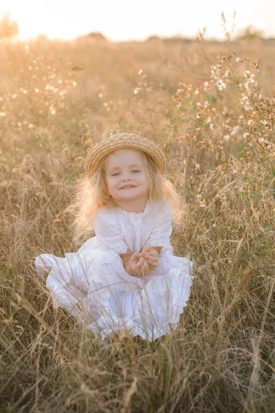 Menina Bonito Com Cabelo Loiro Campo Verão Pôr Sol Com — Fotografia de Stock