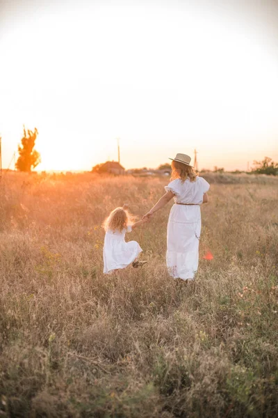 Mutter Und Tochter Halten Sich Den Händen Und Spazieren Einer — Stockfoto