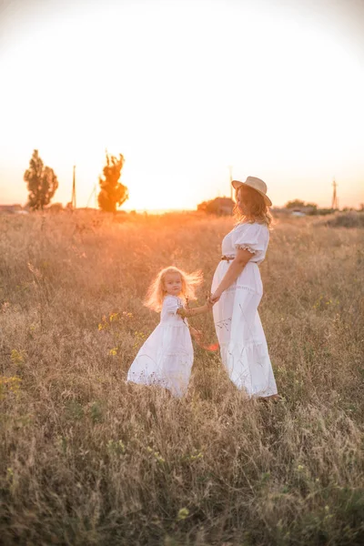 Mother Daughter Holding Hands Walking Green Meadow Sunset Sky Background — Stock Photo, Image