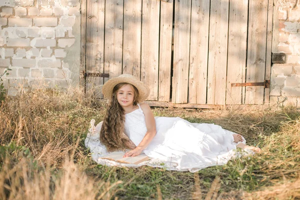 Cute Little Girl Blond Długie Włosy Polu Letnim Zachodzie Słońca — Zdjęcie stockowe