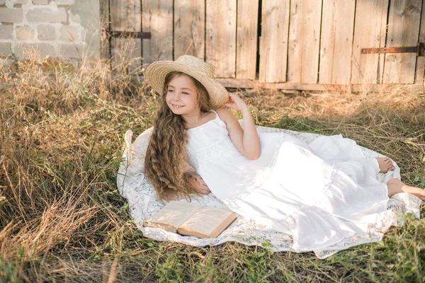 Carina Bambina Con Capelli Lunghi Biondi Campo Estivo Tramonto Con — Foto Stock