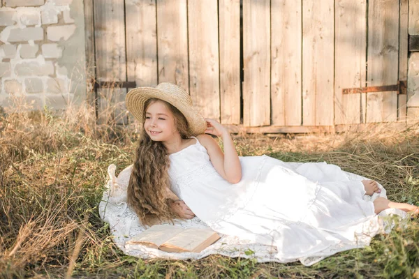 Linda Niña Con Pelo Largo Rubio Campo Verano Atardecer Con — Foto de Stock