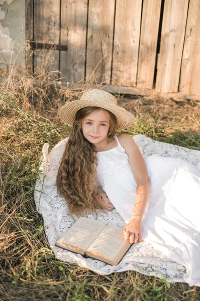 Linda Niña Con Pelo Largo Rubio Campo Verano Atardecer Con —  Fotos de Stock