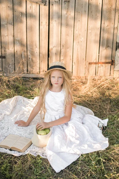 Linda Niña Con Pelo Largo Rubio Campo Verano Atardecer Con —  Fotos de Stock