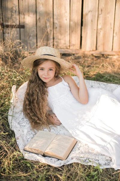 Linda Niña Con Pelo Largo Rubio Campo Verano Atardecer Con —  Fotos de Stock