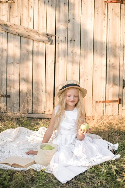 Linda Niña Con Pelo Largo Rubio Campo Verano Atardecer Con —  Fotos de Stock