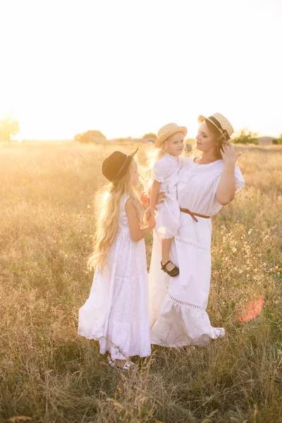 Young Mother Daughters Blond Hair White Dresses Sunset Summer Field — 스톡 사진