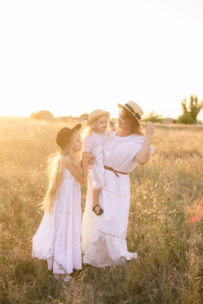 Młoda Matka Córkami Blond Włosami Białych Sukienkach Zachodzie Słońca Lecie — Zdjęcie stockowe