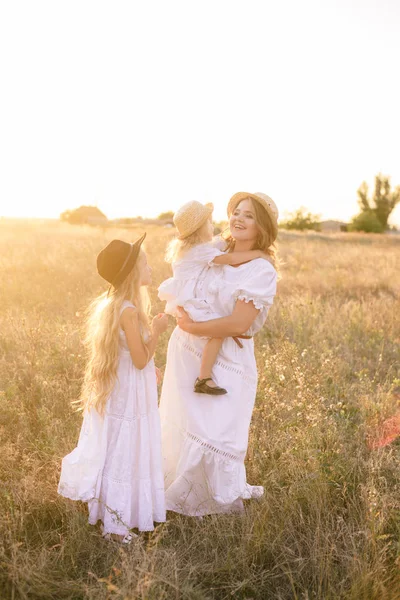 Jovem Mãe Com Filhas Com Cabelo Loiro Vestidos Brancos Pôr — Fotografia de Stock