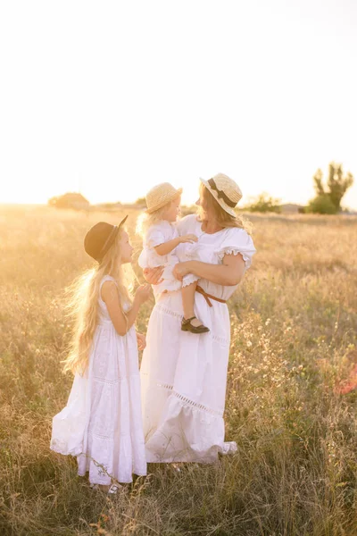 Giovane Madre Con Figlie Dai Capelli Biondi Abiti Bianchi Tramonto — Foto Stock