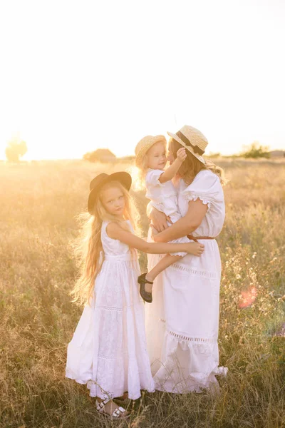Jovem Mãe Com Filhas Com Cabelo Loiro Vestidos Brancos Pôr — Fotografia de Stock