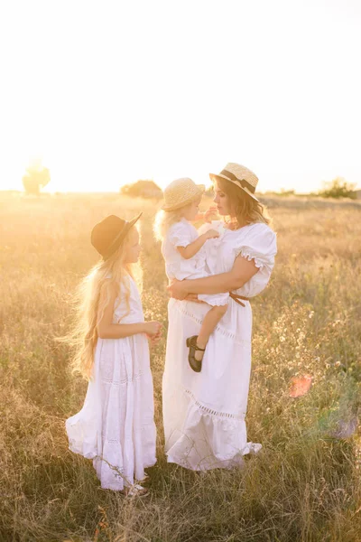 Young Mother Daughters Blond Hair White Dresses Sunset Summer Field — Stock Photo, Image