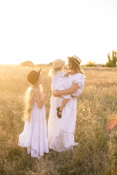 Jonge Moeder Met Dochters Met Blond Haar Witte Jurken Bij — Stockfoto