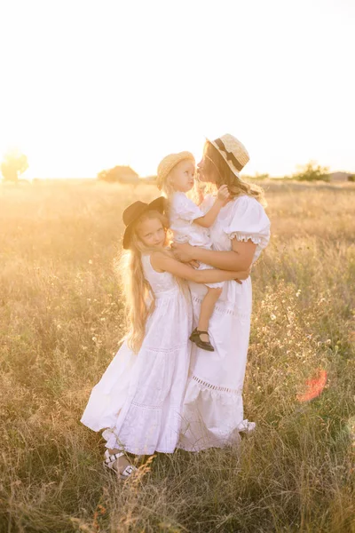 Jonge Moeder Met Dochters Met Blond Haar Witte Jurken Bij — Stockfoto