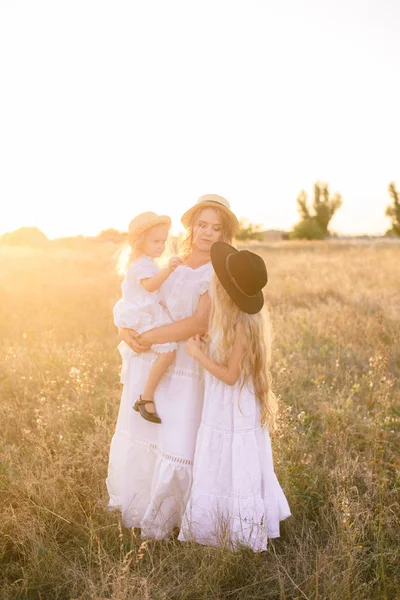 Молодая Мать Дочерьми Светлыми Волосами Белых Платьях Закате Летом Сельской — стоковое фото