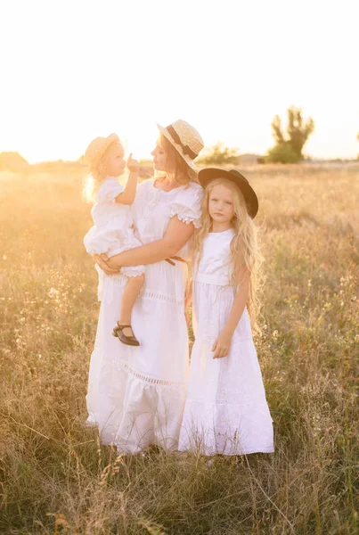 Madre Joven Con Hijas Con Cabello Rubio Vestidos Blancos Atardecer — Foto de Stock